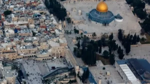 «حراس الأقصى» يبعدون المستوطنين 100 متر ويُثيرون تساؤلات حول السيطرة الإسرائيلية على الموقع